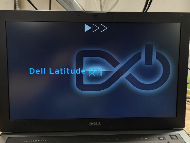 Z600 displaying the Latitude On boot screen